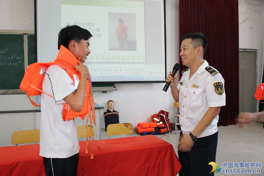 广澳海事处联合搜救志愿者送水上交通安全知识进校园