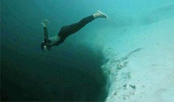 海底深穴
