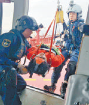 船员出海作业脊椎受伤 飞行队救回受伤船员