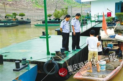 渔船江上横 船上竟无人