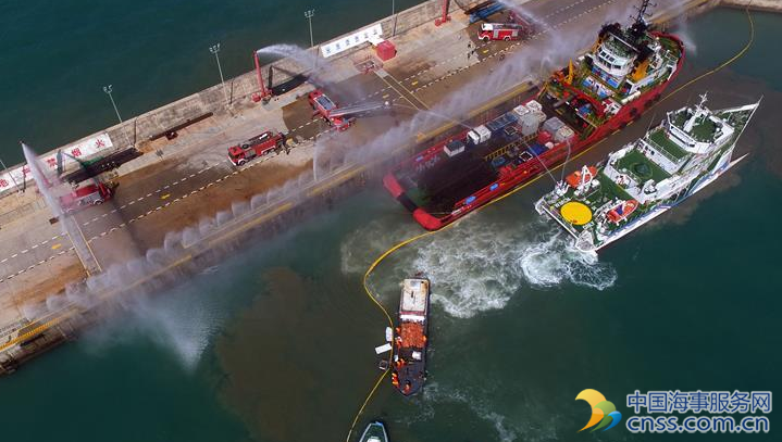 海南三亚开展危险品码头消防溢油应急演练