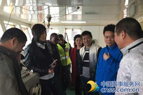 驻开普敦副总领事赴东伦敦探视被扣押的中国船员