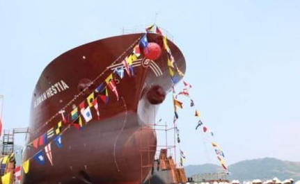 江州造船举行16500吨化学品船下水典礼