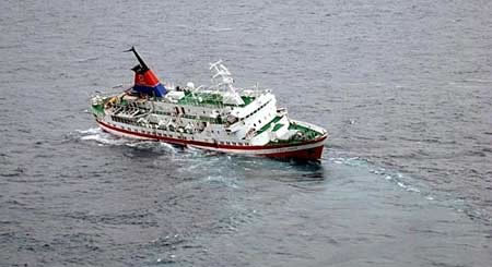 俄罗斯湖区观光船遭遇风暴翻沉 至少14人丧生