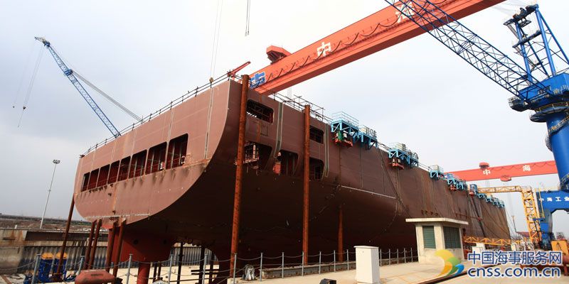 中海工业一艘集装箱船出坞