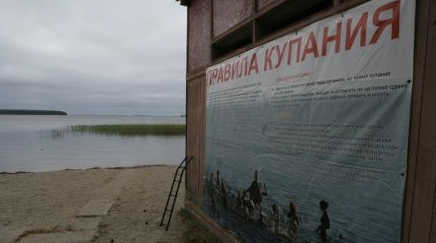 俄罗斯湖区观光船遭遇风暴翻沉