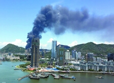 赤湾港口堆场发生火灾