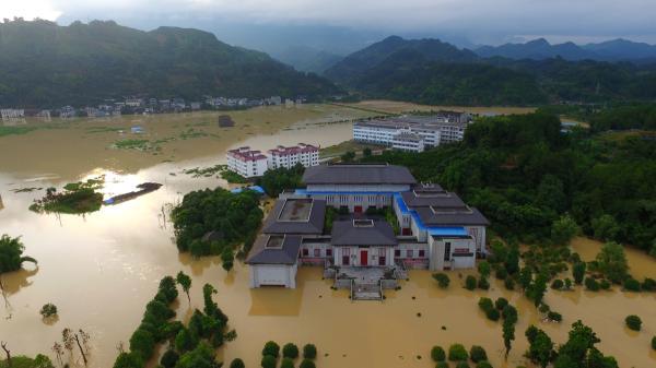 强降雨袭击 江西鄱阳河堤溃口转移1.3万人