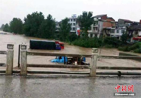 强降雨袭击 江西鄱阳河堤溃口转移1.3万人
