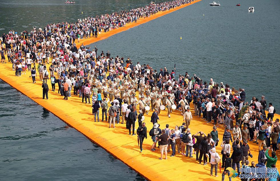 意大利“浮动码头”开放 超5万名游客体验水上漫步
