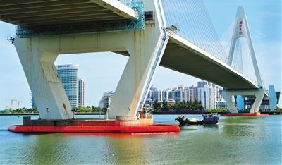 海口世纪大桥穿上“防撞衣” 防船舶被吹到桥墩上