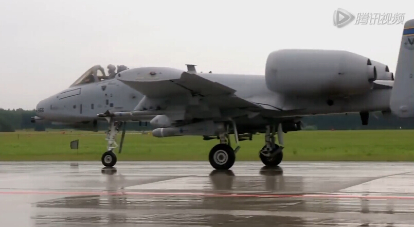 美军A-10攻击机地面整备【视频】