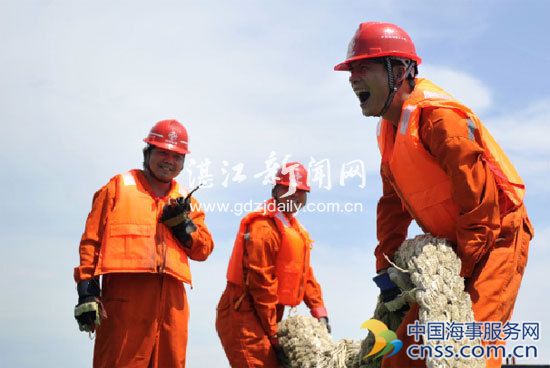 高温下船员的日常 衣服湿透了晒干 再湿透……