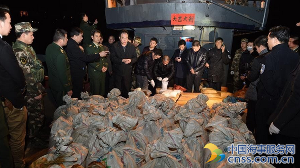 广东甲子港一艘渔船竟藏了2吨冰毒