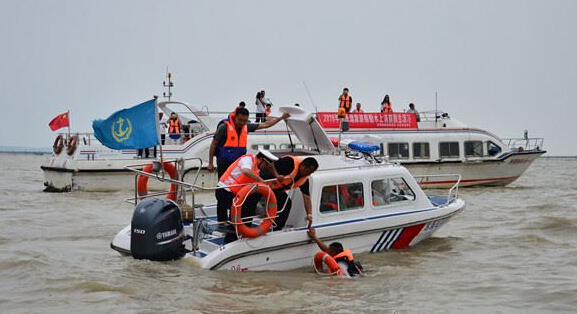 洪泽海事成功举办旅游船舶消防救生演习