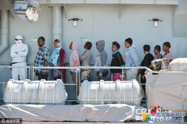 爱尔兰军舰运送498名非洲难民抵达意大利南部港口