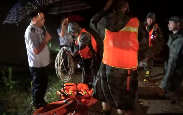 黄冈市浠水3名工人被困船上 多部门联合救援