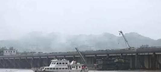 湖南桃江3艘挖沙船因洪水撞击水电站坝体