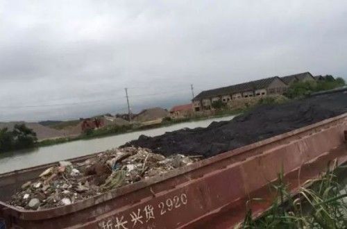 上海垃圾偷倒苏州船只来自嘉定地区 官方回应