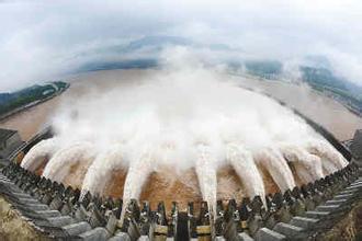 长江流域超6000公里堤防超警 42万人巡堤查险
