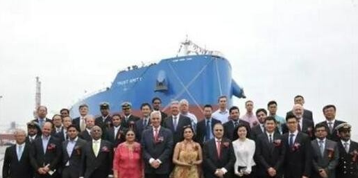 扬子江船业第三艘208000吨散货船成功命名