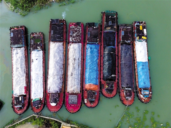 上海垃圾偷倒太湖 涉事8艘垃圾运输船被扣留