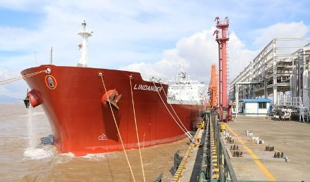 全球首艘5万吨级甲醇动力船靠泊宁波舟山港