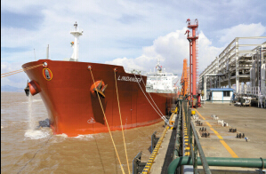 全球首艘甲醇动力货船靠泊宁波港口