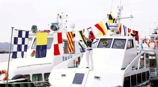 全国船舶统一挂旗鸣笛庆祝中国航海日
