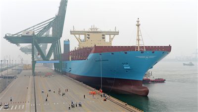 世界最大级别集装箱船靠泊天津港