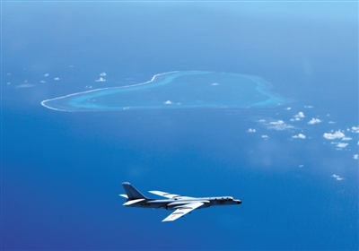 空军出动轰炸机战斗巡航黄岩岛空域