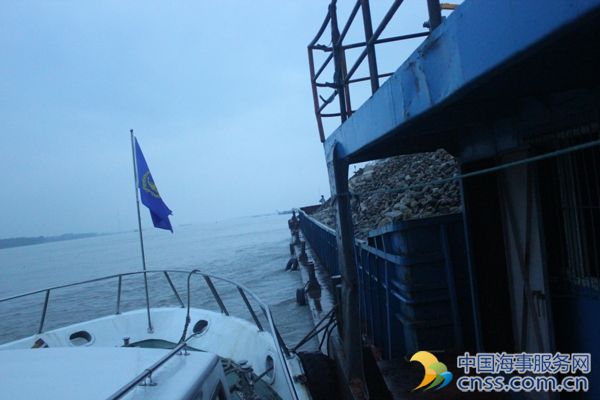 荆州海事、水政、长航公安等部门深夜联合执法严厉打击主汛期高水位非法采砂