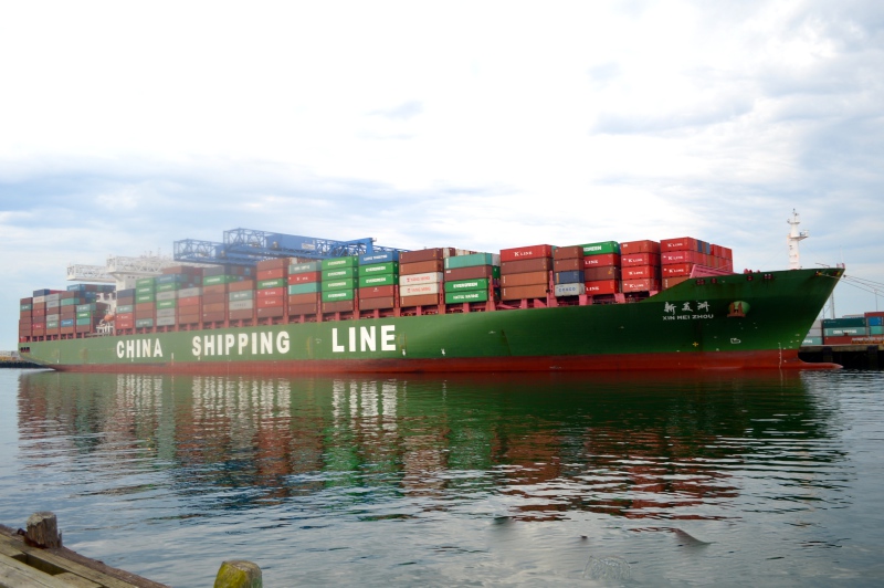 波士顿港迎接有史以来最大集装箱船