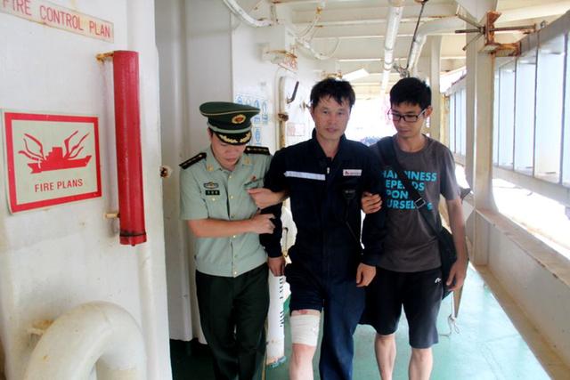 韩国籍轮船一船员受伤 茂名边检开通绿色通道救助