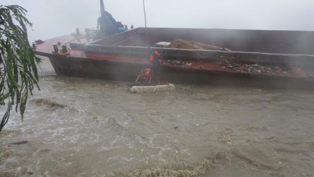 深圳一船船舱进水尾部被淹没 3船员遇险
