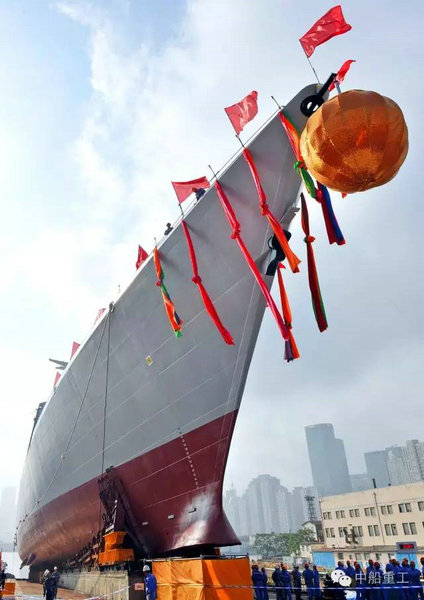 图为中国海军第11艘052D型导弹驱逐舰下水。