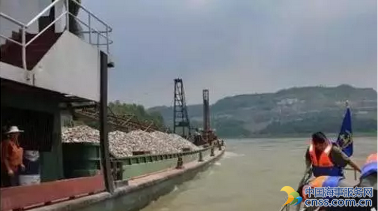  嘉陵江船员操作不当造成船体搁浅