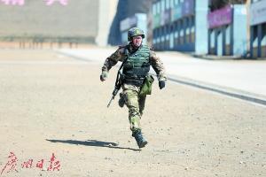 90后兵王夺冠国际特种兵比武：旱鸭子闯水坑