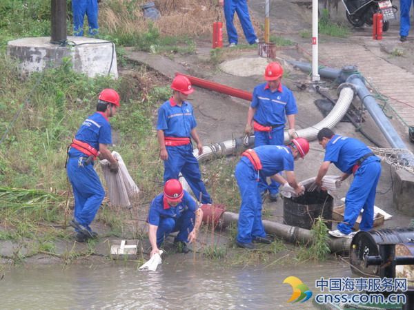 荆州海事局组织高温时节船舶防污染应急快反演练