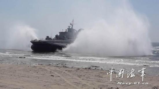 中国多艘野牛舰南海奔袭数百里抢滩 航速45节