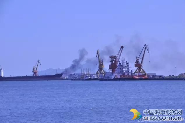 灵山卫前海渔船突然起火 