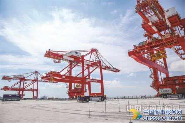上海洋山深水港区四期工程首批装卸设备进场