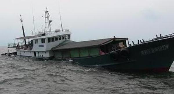 渔船台山海域遇险 10名船员获救