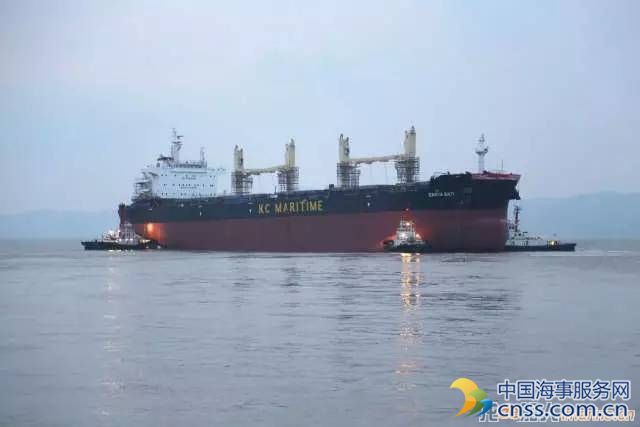 舟山中远船务在建6.4万吨散货船N282下水 