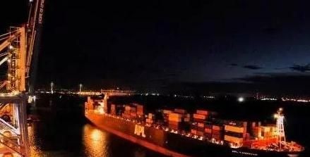 史上最大“APL Yangshan”号集装箱船抵达查尔斯顿港