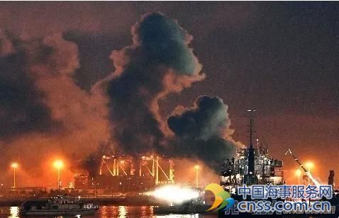 中国货船在日本福冈起火