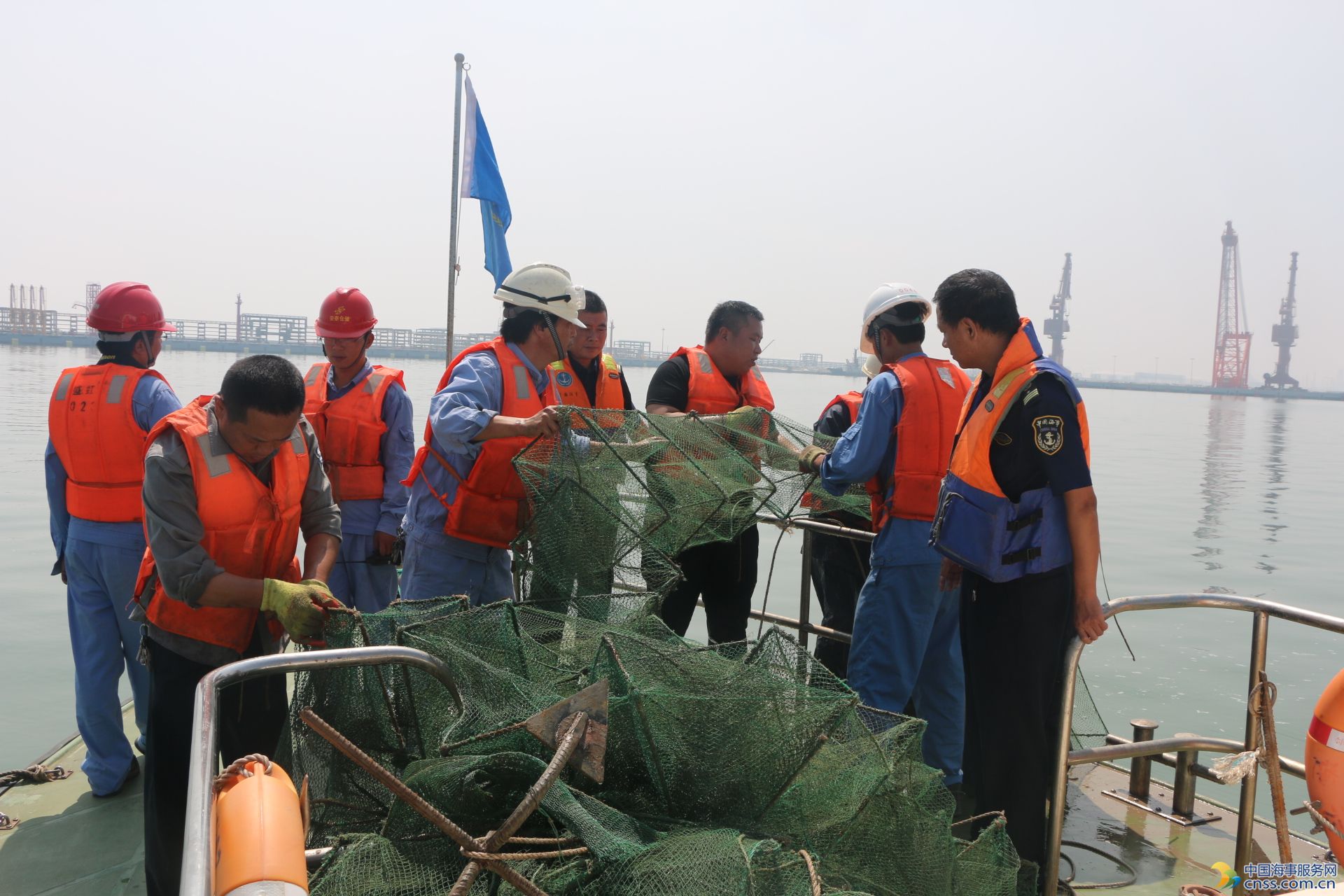 连云港海事局清除航道障碍物保障船舶进出港安全