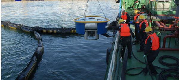 溢油应急物资送上船 海事部门力保峡江清洁