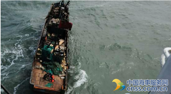 渔船进水主机失控6名渔民被困飞行队紧急救助