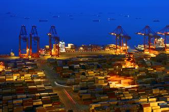 上海洋山港成功向大型集装箱船供与连港研发的绿色岸电